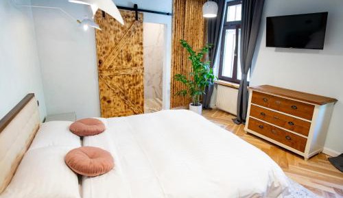 Deluxe Queen Room