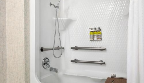 Queen Room with Hearing Mobility Accessible Tub - Non-Smoking