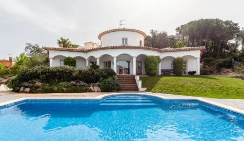 Villa with Garden View