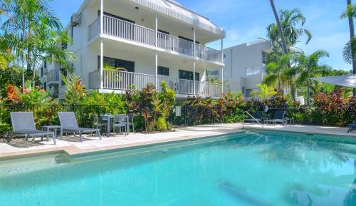 Three-Bedroom Apartment with Balcony and two Bathrooms 