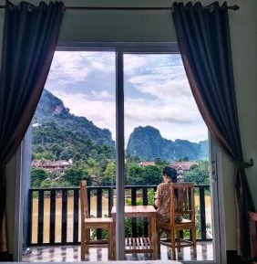 Standard Twin Room with Mountain View