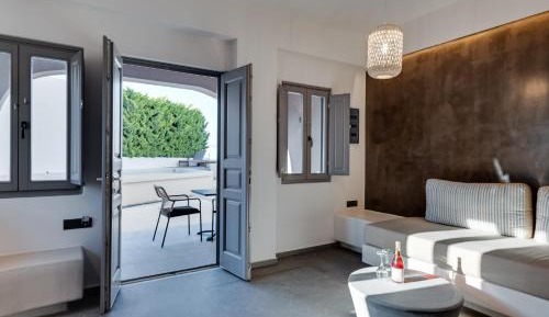 Elegant Suite with Pool View & Garden View