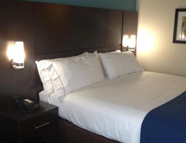 Standard Queen Room with Two Queen Beds and Mobility Accessible Tub
