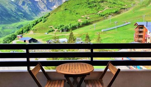 Apartment with Mountain View