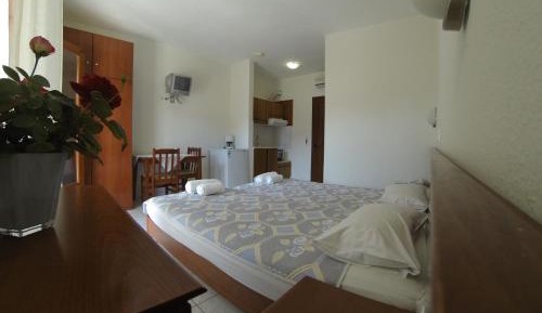 Studio (2 Adults)
