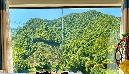 Family Room with Mountain View