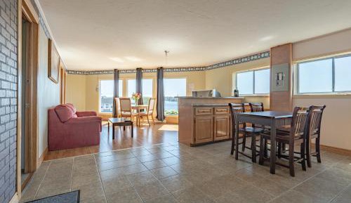 Deluxe Family Suite with Lake View 