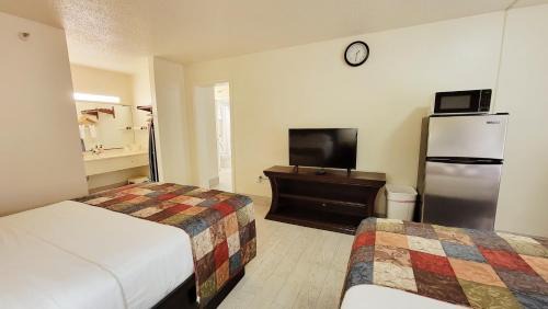 Room with Three Queen Beds - Non-Smoking