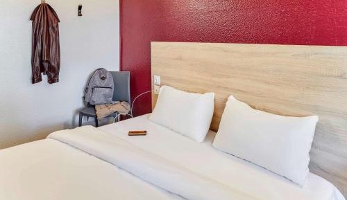 Tandem Room with Shared Bathroom
