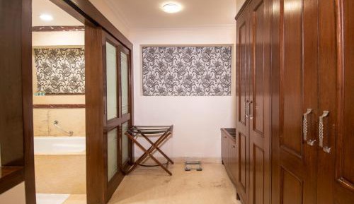 King Room with 20 % off on food, soft beverages and Spa along with free pickup and drop to Mall Road