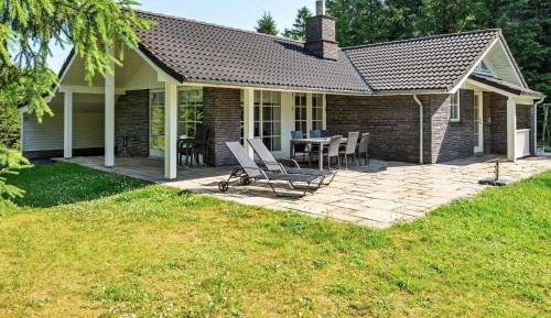 Three-Bedroom Holiday Home 