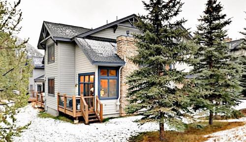 Three-Bedroom Holiday Home 