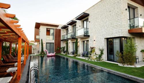 Queen Room with Pool View
