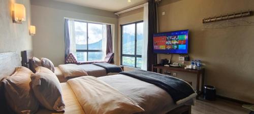 Standard Twin Room with Mountain View
