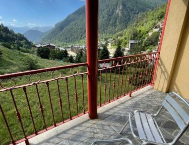 Apartment with Balcony and Mountain View	