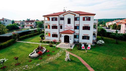 Comfort Two-Bedroom Apartment (2 Adults + 1 Child)
