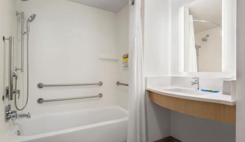 Queen Room with Two Queen Beds and Mobility Accessible Bathtub