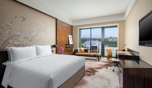 Standard King Room with River View