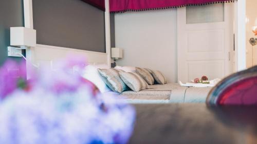 King Room with Roll-In Shower - Disability Access