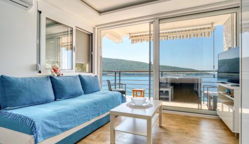 One-Bedroom Apartment with Sea View and Balcony