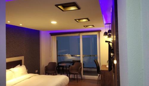 Deluxe Double Room with Side Sea View