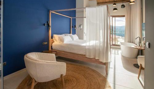 Deluxe Queen Suite
