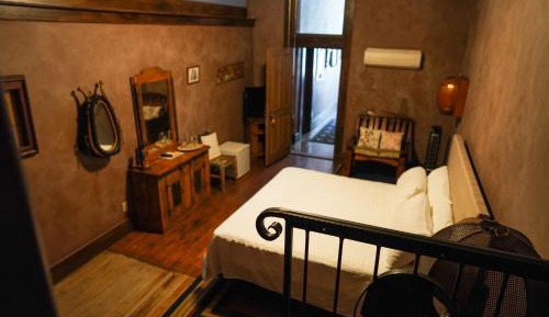 Deluxe Queen Suite