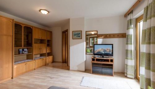 Two-Bedroom Apartment with Shower 