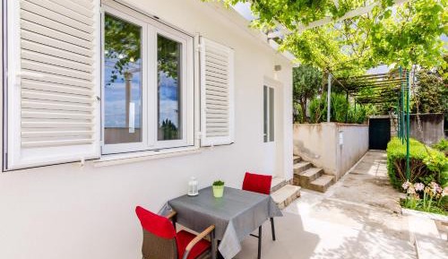 Comfort Studio Apartment with Terrace and City View