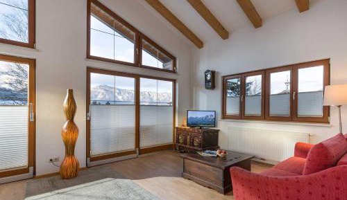 Apartment with Mountain View