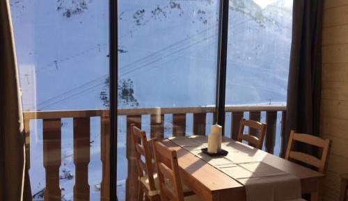 Apartment with Mountain View