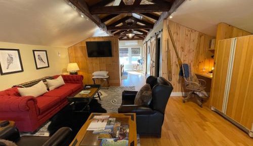 Deluxe Queen Suite