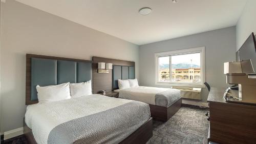 Quadruple Room with Two Queen Beds and Mountain View - Non Smoking/Interior Hall