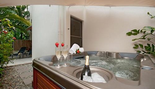 One-Bedroom Apartment with Pool Access and Hot Tub