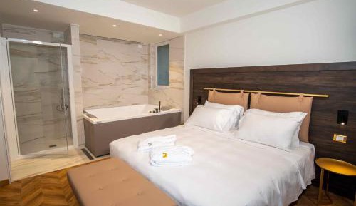 Queen Suite with Spa Bath