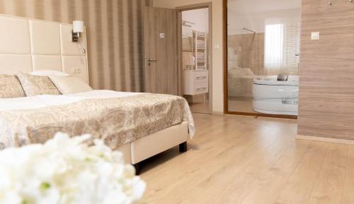 Suite with Hot Tub