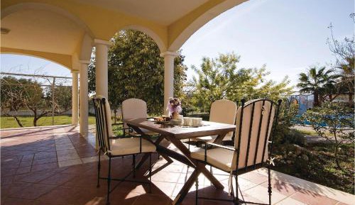 Eleven-Bedroom Holiday home
