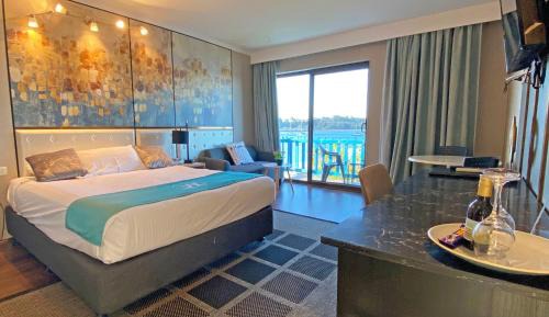 Deluxe Queen Room with Balcony and Sea View