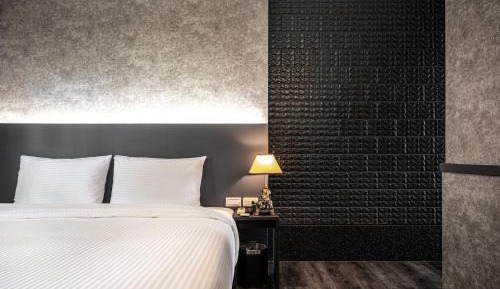 Elegant Queen Room