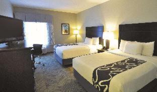 Deluxe Executive King Apartment with Tub with Grab Bars - Mobility and Hearing Access/Non-Smoking