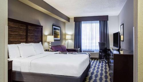 Deluxe King Room - Non-Smoking