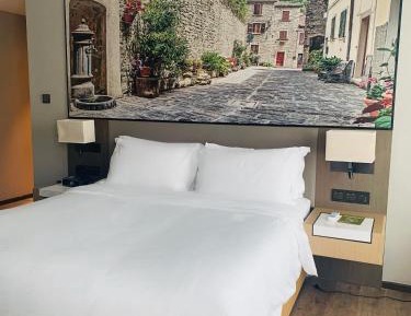 Standard King Room