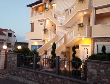 One-Bedroom Apartment with Balcony