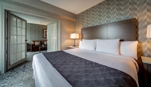 Deluxe King Suite with Jetted Tub and Living Room