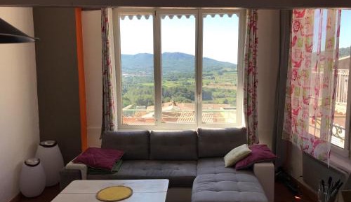 Apartment with Mountain View