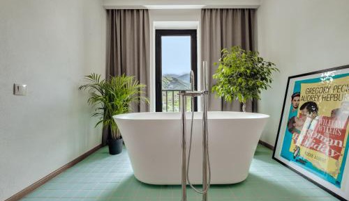 Intourist Signature King Room with Front View