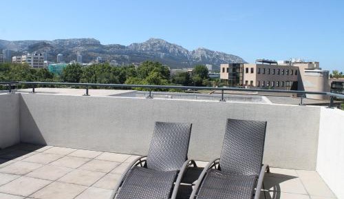 Apartment with Mountain View