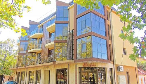 One-Bedroom Apartment with Balcony