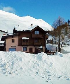Apartment with Mountain View