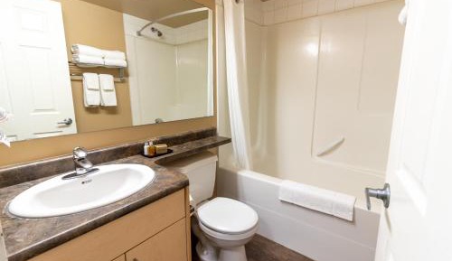 Deluxe Queen Suite